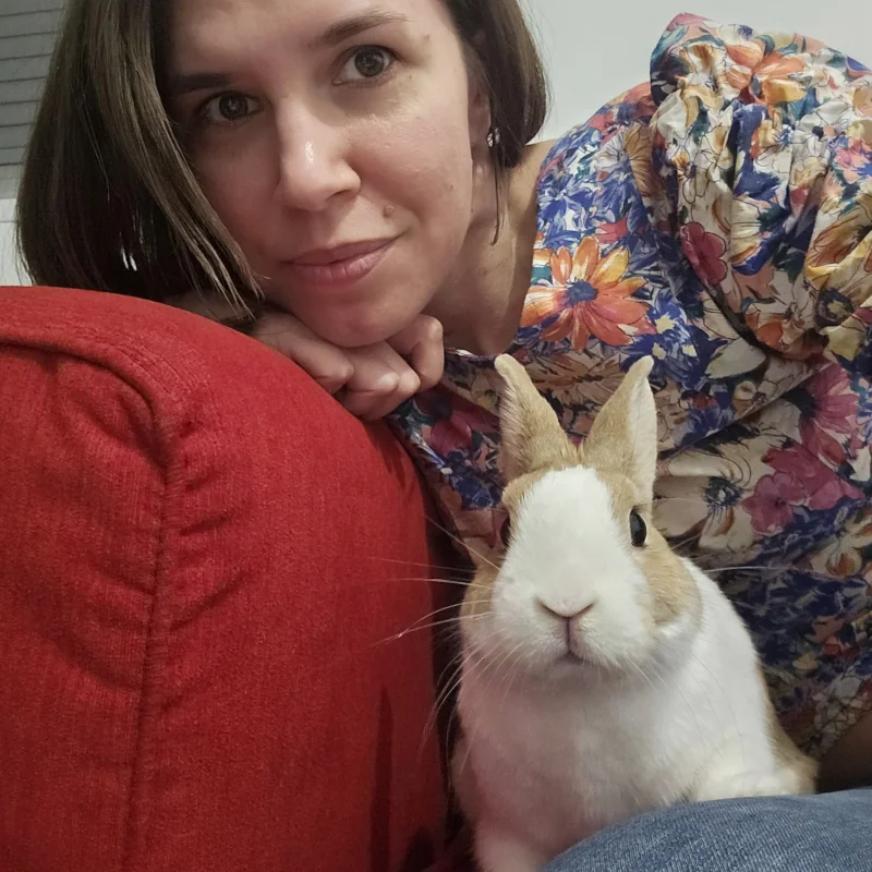 Emilie, gérante de Chatphir, avec un lapin pensionnaire à la pension à Nîmes